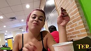 ei novinha, mostra esses peitos naturais e buceta tatuada no mcdonald's pro publico?