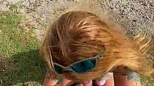 Vi uma loira tatuada na praia amadora e pidi pra ela chupar meu pau cobrou dez reais ali mesmo