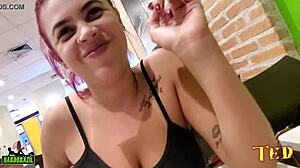 ei novinha, mostra esses peitos naturais e buceta tatuada no mcdonald's pro publico?