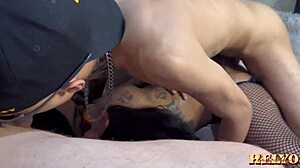 personal trainer sneaks pussy taste from funkeira girlfriend