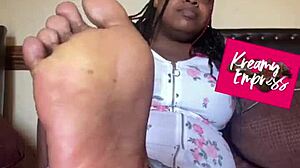 Curvy goddess flexes fat toes for fetish worship