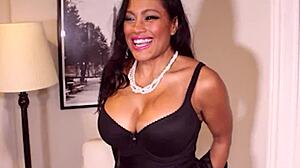 maxine x is ridin sybian n squirting like crazy on that big dildo machine