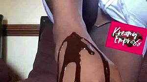 Curvy goddess flexes fat toes for fetish worship