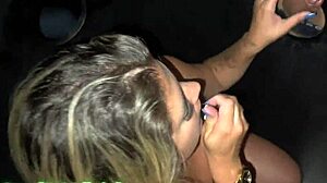 casada chupando e dando pro dotado no gloryhole enquanto o corno assiste tudo de perto