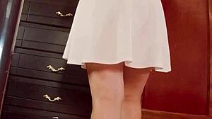 hidden cam spies latina's huge ass changing