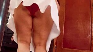 hidden cam spies latina's huge ass changing