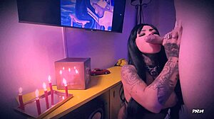 Ei garota gótica caseira mama pau até esguichar no próprio rosto molhado?