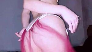 Bonneyuwu Dances Sexily as Leia in Star Wars Cosplay Tease.