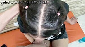 Reconciliación caliente con mi hermanastra: lame bolas, chupada profunda y corrida en su carita.