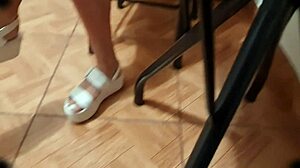 mi hermanastra usa bragas blancas abriendo piernas spying upskirt perfect body