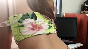 damn, latina girlfriend rebolando pelada dances funk sexy!