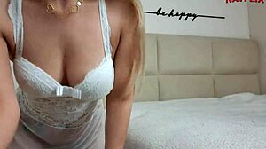 Blonde Brazilian Twerks Bare Ass Rebolando Without Panties On Display