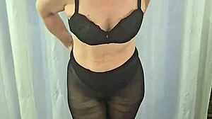 Hey lemme peel leather skirt nylons show my huge ass