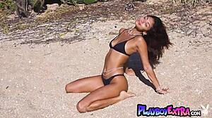 Carolina Reyes flexes nude body beachside