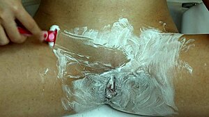 shaving hairy pussy up close 😍💦