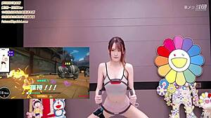 Korean babe's seductive BJ dance tempts with every hip sway