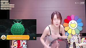 Korean babe's seductive BJ dance tempts with every hip sway