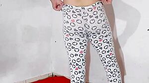 femboy passa hidratante na bunda grande e abre tudo 😏
