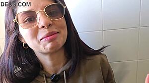 �novia infiel se folla a desconocido en ba�o publico