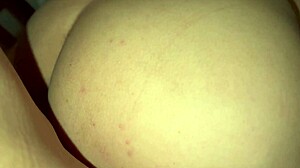 Entrenador del gym bajo mis pantalones y se corre en mi cola real casero follando a la culona del gym