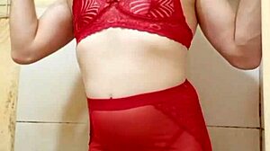 cdzinha de lingerie mostra seu pintinho