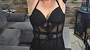 milf mature en lingerie sexy en manque de sexe