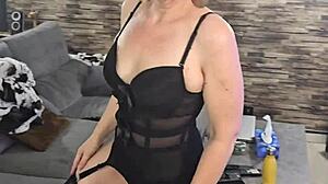 milf mature en lingerie sexy en manque de sexe