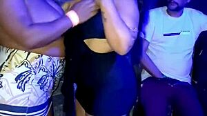 brincadeira lesbica com plateia
