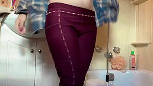 Pissing pussy on the bathtub