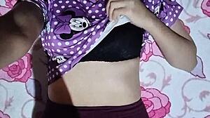 llevo a la vecina a casa y me la follo en el camino