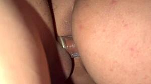 Entrenador del gym bajo mis pantalones y se corre en mi cola real casero follando a la culona del gym