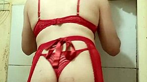 cdzinha de lingerie mostra seu pintinho