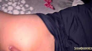 chica inocente aprende a vaciar las bolas