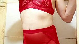 cdzinha de lingerie mostra seu pintinho