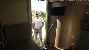 Il se fait pomper en conduisant le camping car