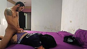 Amadora casada chega do estúdio animada e dá uma foda amadora recebendo gozada no cuzinho