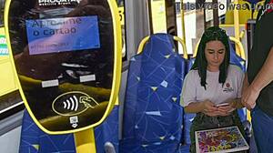 aluna universitaria percebe erecao do passageiro no onibus e ficou sem reacao