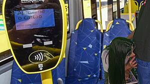 aluna universitaria percebe erecao do passageiro no onibus e ficou sem reacao