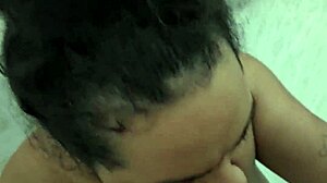 Uma gordinha brasileira faz um boquete gostoso