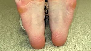 Fingering sexy long toes