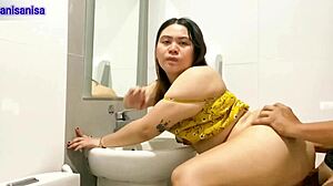 Kebelet ngentot sama bini orang right in the toilet