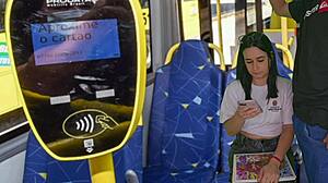 aluna universitaria percebe erecao do passageiro no onibus e ficou sem reacao