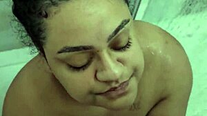 Uma gordinha brasileira faz um boquete gostoso