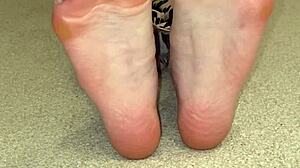 Fingering sexy long toes
