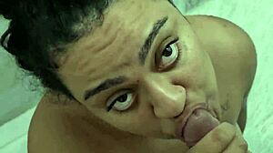Uma gordinha brasileira faz um boquete gostoso