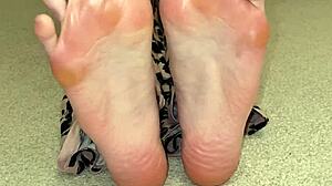 Fingering sexy long toes