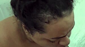 Uma gordinha brasileira faz um boquete gostoso