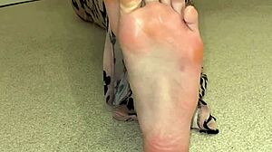 Fingering sexy long toes