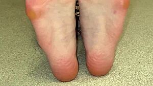 Fingering sexy long toes