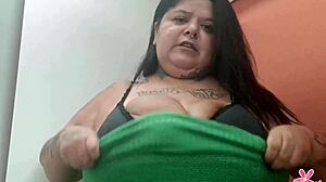 Safada showed the anal plug in the shopping bathroom